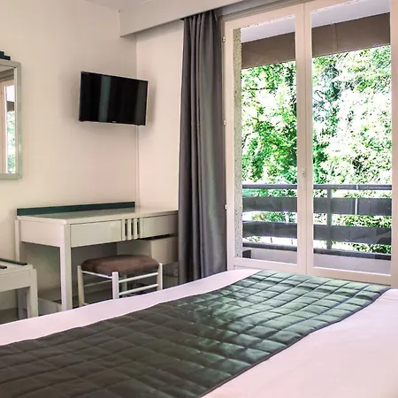 Garden & Capvern-les-bains Hotel